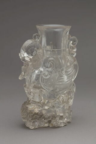 Vase en cristal de roche représentant un animal fantastique, image 4/7