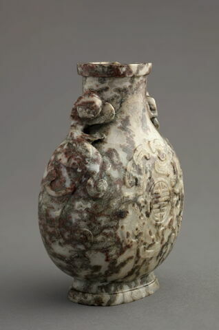 Petit vase en marbre de forme aplatie, image 2/5