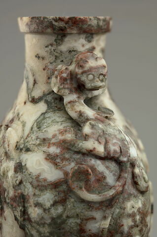 Petit vase en marbre de forme aplatie, image 5/5
