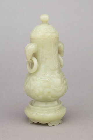 Petit vase en jade vert pâle à couvercle, image 2/3