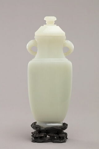 Vase en jade à couvercle ; socle en bois de fer, image 2/3