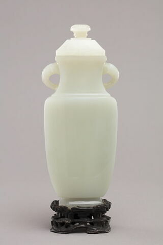 Vase en jade à couvercle ; socle en bois de fer, image 1/3