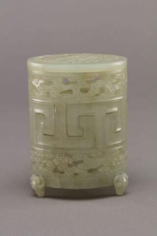 Boîte cylindrique ajourée en jade avec trois pieds en têtes de béliers, couvercle plat, image 2/5