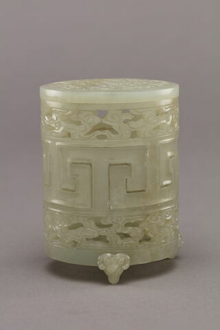 Boîte cylindrique ajourée en jade avec trois pieds en têtes de béliers, couvercle plat, image 3/5