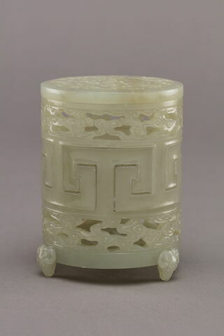 Boîte cylindrique ajourée en jade avec trois pieds en têtes de béliers, couvercle plat