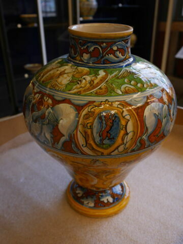 Grand vase de forme ovoïde : armoiries (?), image 4/6