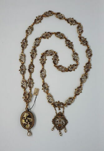 Collier avec pendentif IHS et médaillon ajouré