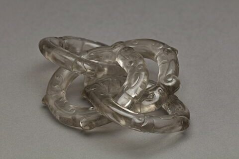 Quatre anneaux en cristal de roche, formant chaine et figurant des serpents, image 1/6