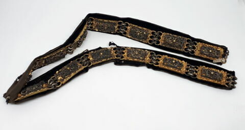 Ceinture formée de treize petites plaques d'argent doré, image 1/2