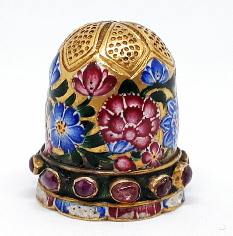 Dé à coudre en cuivre doré, décor de fleurs émaillées, image 1/2