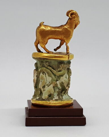 Cachet formé d'un bouc en or, image 3/4