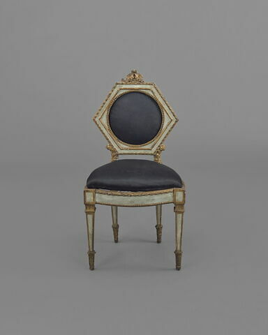 Chaise d'un mobilier de salon, comprenant dix pièces