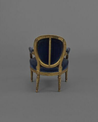 Fauteuil d'un mobilier de salon comprenant dix-sept pièces (OAR 205 à OAR 221), image 3/5