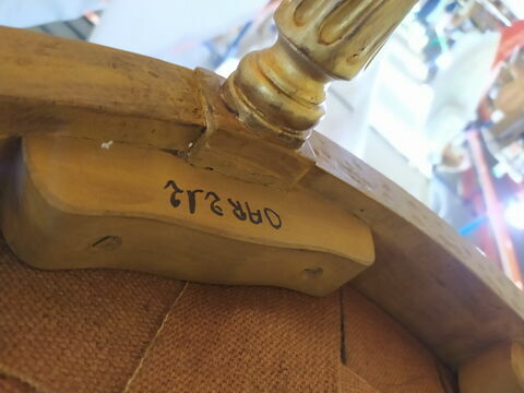 Fauteuil d'un mobilier de salon comprenant dix-sept pièces (OAR 205 à OAR 221), image 2/5
