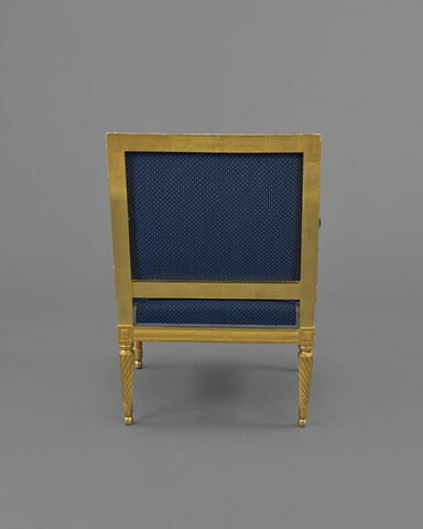 Fauteuil à dossier carré d'un mobilier de salon comprenant dix-sept pièces (OAR 205 à OAR 221), image 2/4