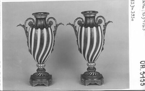 Paire de vases d'ornement, monture en bronze doré du milieu du XIXe siècle