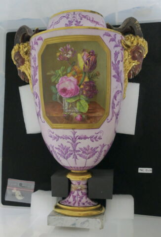 Paire de vases ovoïdes avec anses tête de boucs dorées, montée sur socle carré, image 1/3