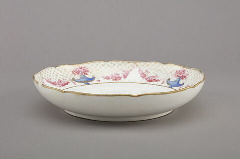 Assiette creuse à bords contournés d'une série de quatre (R 506, 507, 508, 509), image 3/4