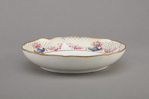 Assiette creuse à bords contournés d'une série de quatre (R 506, 507, 508, 509), image 3/4