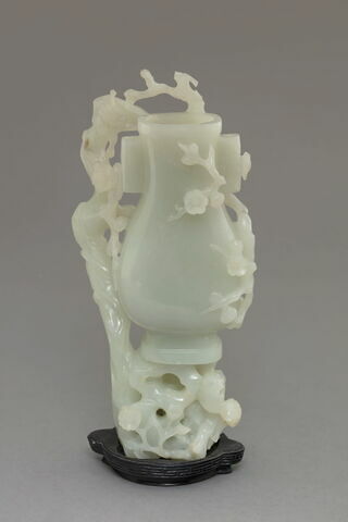 Vase en jade vert pâle à deux petites anses, image 2/5