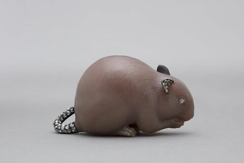 Petite souris en jade gravé ; les oreilles, les yeux et la queue sont formés de petites roses, image 2/3
