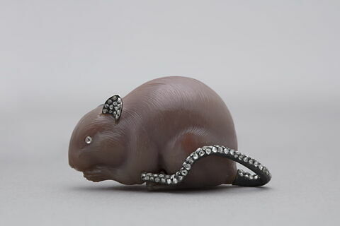 Petite souris en jade gravé ; les oreilles, les yeux et la queue sont formés de petites roses, image 1/3