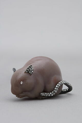 Petite souris en jade gravé ; les oreilles, les yeux et la queue sont formés de petites roses, image 3/3
