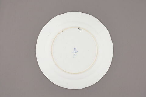 Assiette d'une série de quarante et une (R 510 à 549 bis); du service en pâte tendre blanche décorée de vases fleuris et d'amour en camaïeu rose et à bordure oeil de perdrix doré (R 489 à 549), image 2/4