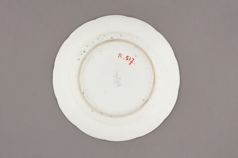 Assiette d'une série de quarante et une (R 510 à 549 bis); du service en pâte tendre blanche décorée de vases fleuris et d'amour en camaïeu rose et à bordure oeil de perdrix doré (R 489 à 549), image 2/4