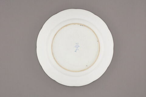 Assiette d'une série de quarante et une (R 510 à 549 bis); du service en pâte tendre blanche décorée de vases fleuris et d'amour en camaïeu rose et à bordure oeil de perdrix doré (R 489 à 549), image 2/4