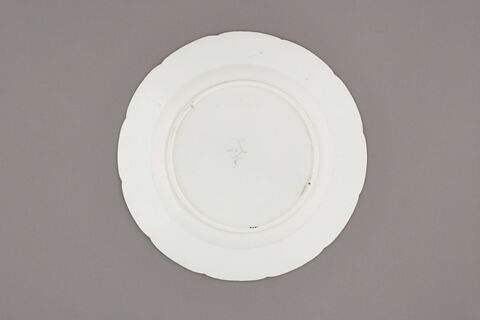 Assiette d'une série de quarante et une (R 510 à 549 bis); du service en pâte tendre blanche décorée de vases fleuris et d'amour en camaïeu rose et à bordure oeil de perdrix doré (R 489 à 549), image 2/3