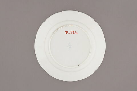 Assiette d'une série de quarante et une (R 510 à 549 bis); du service en pâte tendre blanche décorée de vases fleuris et d'amour en camaïeu rose et à bordure oeil de perdrix doré (R 489 à 549), image 2/3