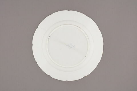 Assiette d'une série de quarante et une (R 510 à 549 bis); du service en pâte tendre blanche décorée de vases fleuris et d'amour en camaïeu rose et à bordure oeil de perdrix doré (R 489 à 549), image 2/3