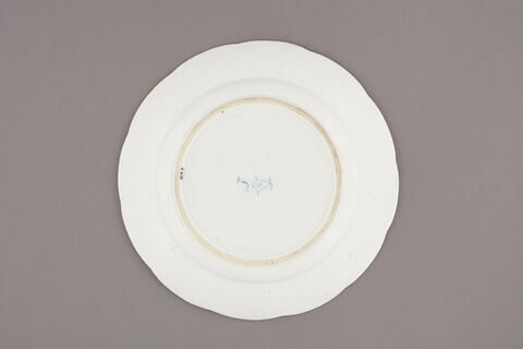 Assiette d'une série de quarante et une (R 510 à 549 bis); du service en pâte tendre blanche décorée de vases fleuris et d'amour en camaïeu rose et à bordure oeil de perdrix doré (R 489 à 549), image 2/3