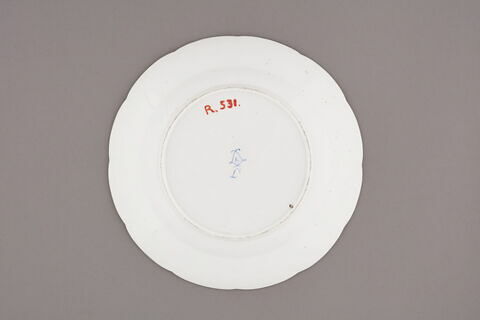Assiette d'une série de quarante et une (R 510 à 549 bis); du service en pâte tendre blanche décorée de vases fleuris et d'amour en camaïeu rose et à bordure oeil de perdrix doré (R 489 à 549), image 2/3