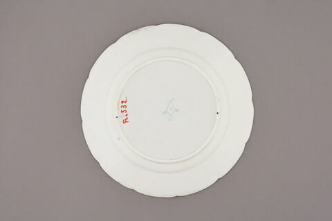 Assiette d'une série de quarante et une (R 510 à 549 bis); du service en pâte tendre blanche décorée de vases fleuris et d'amour en camaïeu rose et à bordure oeil de perdrix doré (R 489 à 549), image 2/3