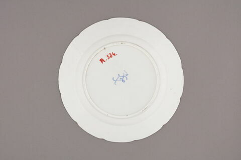 Assiette d'une série de quarante et une (R 510 à 549 bis); du service en pâte tendre blanche décorée de vases fleuris et d'amour en camaïeu rose et à bordure oeil de perdrix doré (R 489 à 549), image 2/3