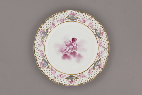 Assiette d'une série de quarante et une (R 510 à 549 bis); du service en pâte tendre blanche décorée de vases fleuris et d'amour en camaïeu rose et à bordure oeil de perdrix doré (R 489 à 549), image 1/3