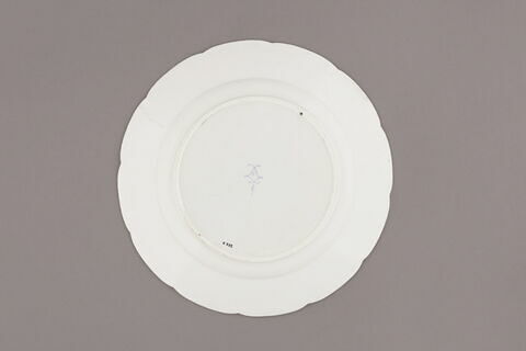 Assiette d'une série de quarante et une (R 510 à 549 bis); du service en pâte tendre blanche décorée de vases fleuris et d'amour en camaïeu rose et à bordure oeil de perdrix doré (R 489 à 549), image 2/3