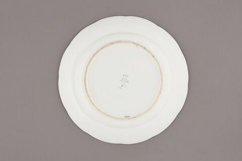 Assiette d'une série de quarante et une (R 510 à 549 bis); du service en pâte tendre blanche décorée de vases fleuris et d'amour en camaïeu rose et à bordure oeil de perdrix doré (R 489 à 549), image 2/4