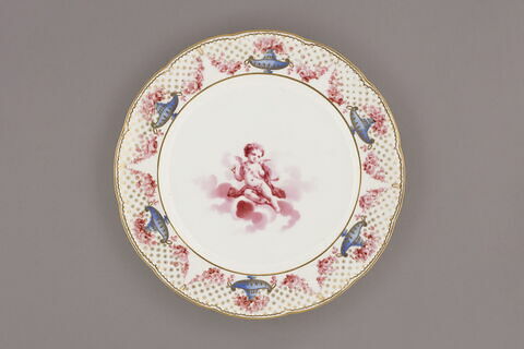 Assiette d'une série de quarante et une (R 510 à 549 bis); du service en pâte tendre blanche décorée de vases fleuris et d'amour en camaïeu rose et à bordure oeil de perdrix doré (R 489 à 549), image 1/4