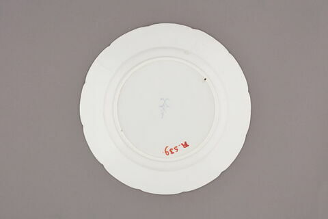 Assiette d'une série de quarante et une (R 510 à 549 bis); du service en pâte tendre blanche décorée de vases fleuris et d'amour en camaïeu rose et à bordure oeil de perdrix doré (R 489 à 549), image 2/3