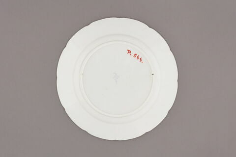 Assiette d'une série de quarante et une (R 510 à 549 bis); du service en pâte tendre blanche décorée de vases fleuris et d'amour en camaïeu rose et à bordure oeil de perdrix doré (R 489 à 549), image 2/3