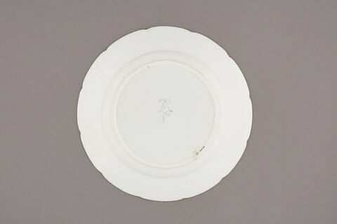 Assiette d'une série de quarante et une (R 510 à 549 bis); du service en pâte tendre blanche décorée de vases fleuris et d'amour en camaïeu rose et à bordure oeil de perdrix doré (R 489 à 549), image 2/3