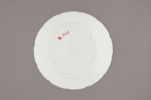 Assiette d'une série de quarante et une (R 510 à 549 bis); du service en pâte tendre blanche décorée de vases fleuris et d'amour en camaïeu rose et à bordure oeil de perdrix doré (R 489 à 549), image 2/3