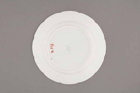Assiette d'une série de quarante et une (R 510 à 549 bis); du service en pâte tendre blanche décorée de vases fleuris et d'amour en camaïeu rose et à bordure oeil de perdrix doré (R 489 à 549), image 2/3