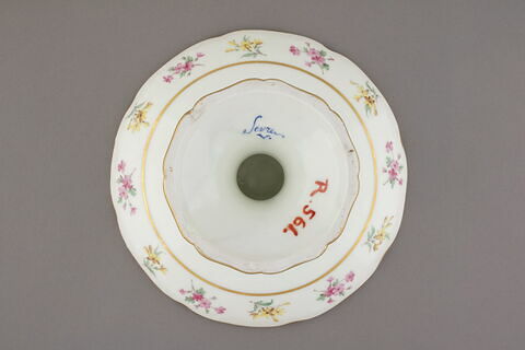 Compotier sur pied bas à bords contournés, d'une série de quatre (R 560, 561, 562, 563), d'un service de table (R 550 à 675), image 2/4