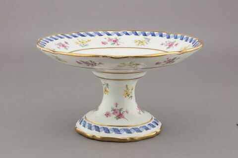 Compotier sur pied bas à bords contournés, d'une série de quatre (R 560, 561, 562, 563), d'un service de table (R 550 à 675), image 4/4