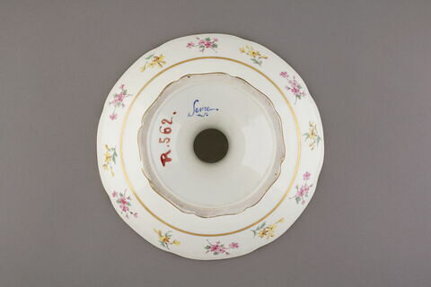 Compotier sur pied bas à bords contournés, d'une série de quatre (R 560, 561, 562, 563), d'un service de table (R 550 à 675), image 2/4