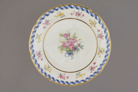 Compotier sur pied bas à bords contournés, d'une série de quatre (R 560, 561, 562, 563), d'un service de table (R 550 à 675), image 3/4